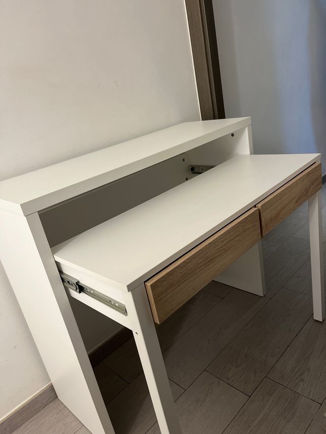 Escritorio blanco con cajones