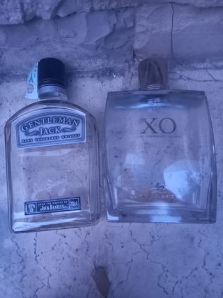 Bottiglie vuote whisky e cognac