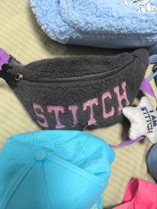 Mochila, bolso y gorras Stitch