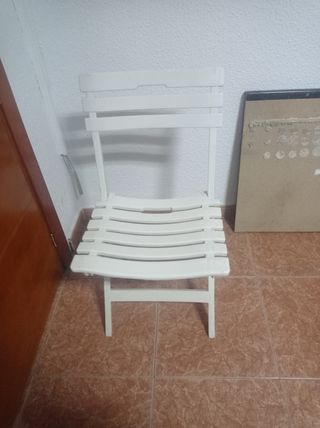 Silla plegable blanca de plástico
