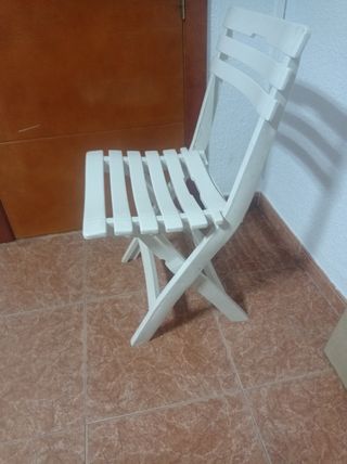 Silla plegable blanca de plástico