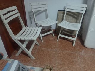 Silla plegable blanca de plástico