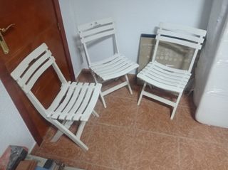Silla plegable blanca de plástico