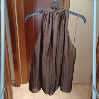 Top halter plisado chocolate con collar Zara
