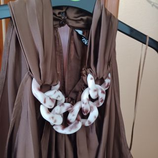 Top halter plisado chocolate con collar Zara