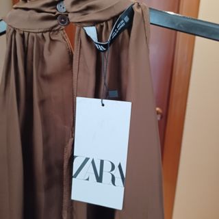 Top halter plisado chocolate con collar Zara