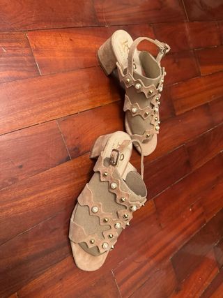 Sandalias joya ante Kess beige con dorado y perlas