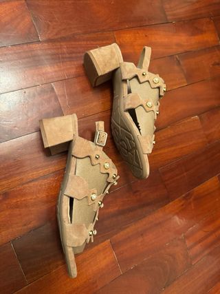 Sandalias joya ante Kess beige con dorado y perlas