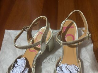 Tacones dorados Lolas