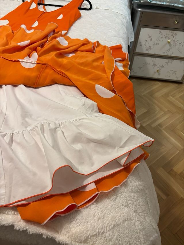 Abito Rociero a pois bianco e arancione. Molto comodo