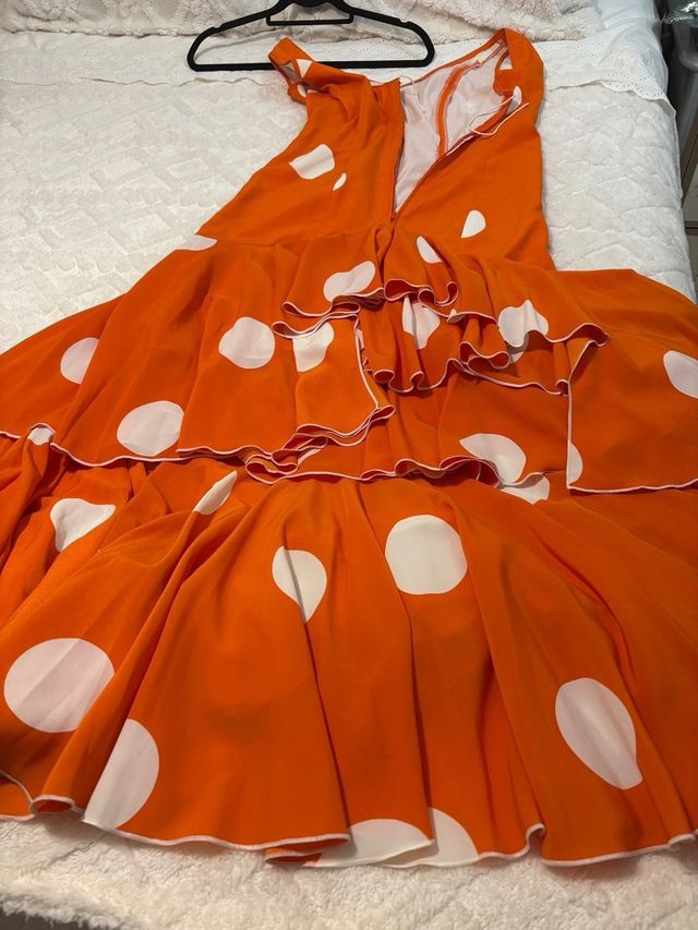 Abito Rociero a pois bianco e arancione. Molto comodo