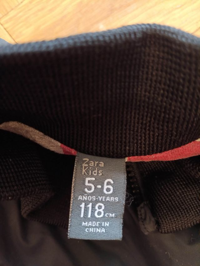 Jacqueta ligera negra de Zara talla 5-6 años niño