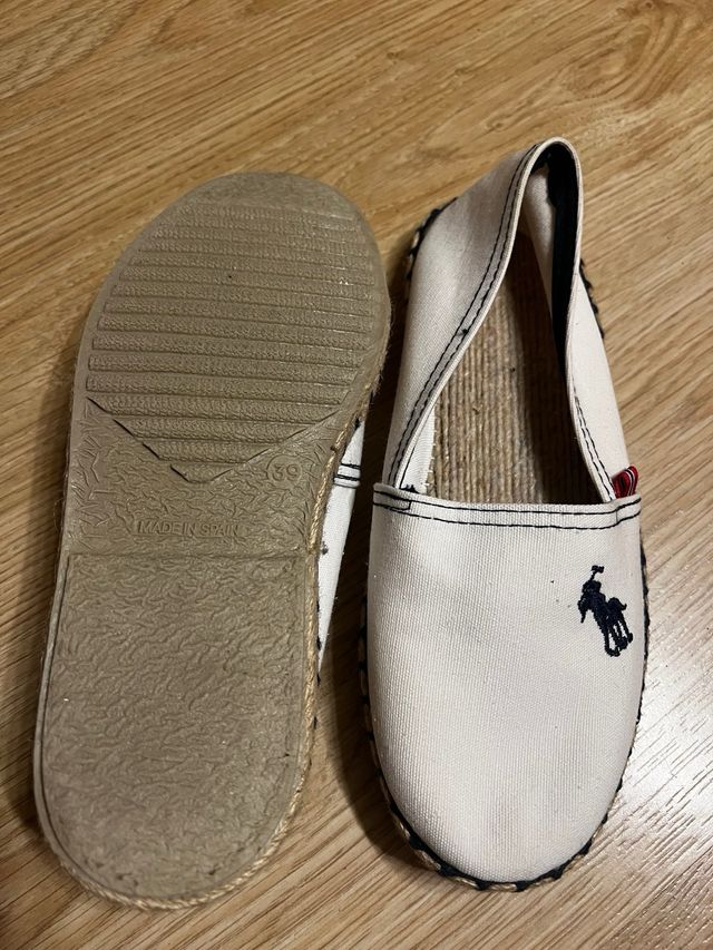 Alpargatas blancas fabricadas en España.