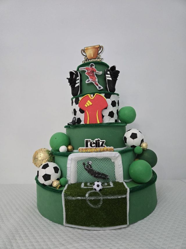Tarta fútbol decorativa de 5 pisos