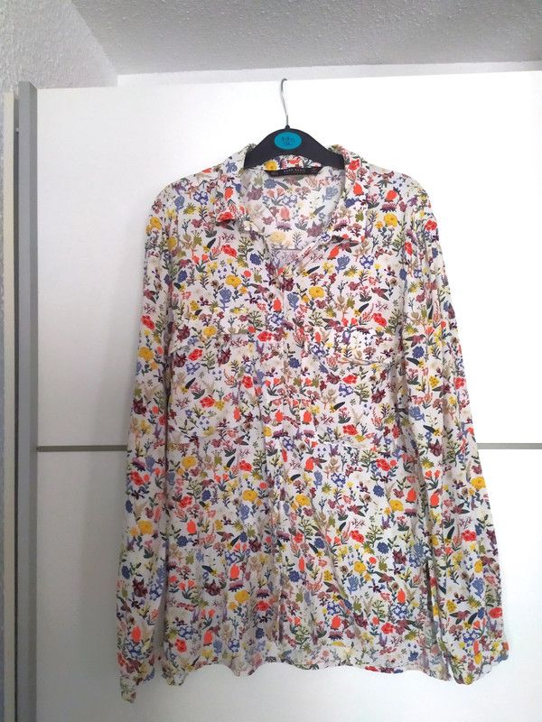Camisa diseño floral de Zara