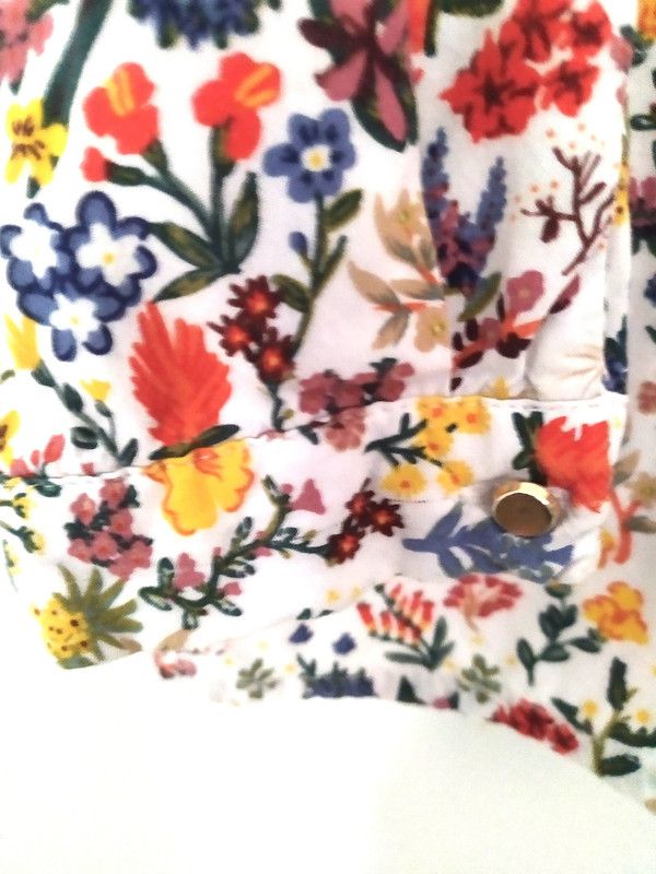 Camisa diseño floral de Zara