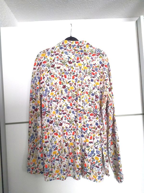 Camisa diseño floral de Zara