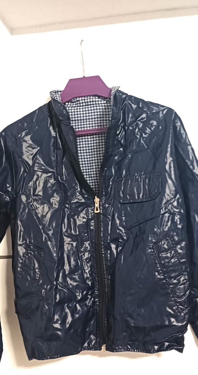 Chaqueta negra impermeable