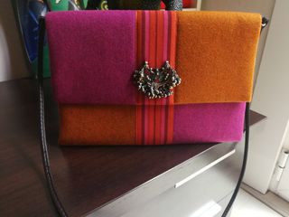 Bolso clutch de fieltro deTatiana de la Roca.