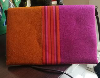 Bolso clutch de fieltro deTatiana de la Roca.
