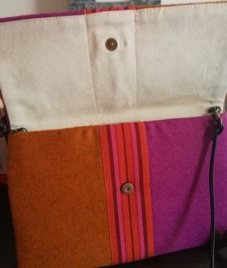 Bolso clutch de fieltro deTatiana de la Roca.