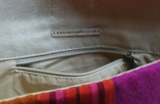 Bolso clutch de fieltro deTatiana de la Roca.