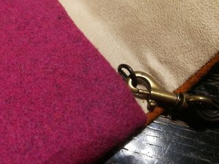 Bolso clutch de fieltro deTatiana de la Roca.