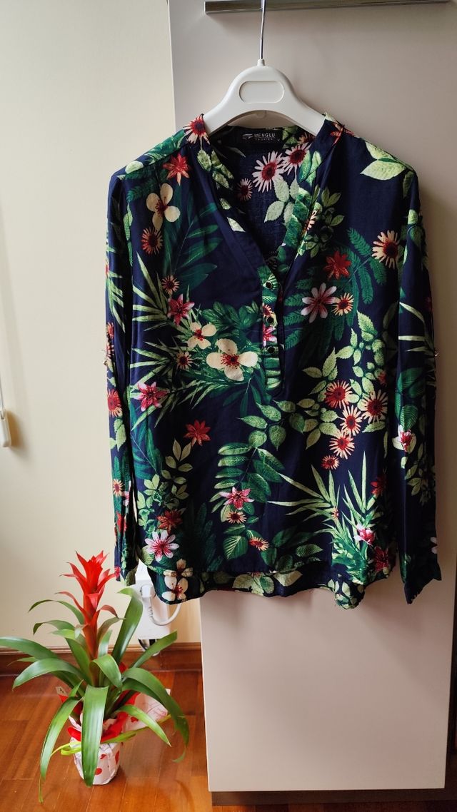 Camisa estampada. Mujer.Blusa verde. Top. Flor