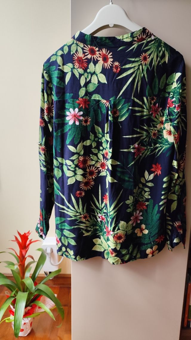 Camisa estampada. Mujer.Blusa verde. Top. Flor