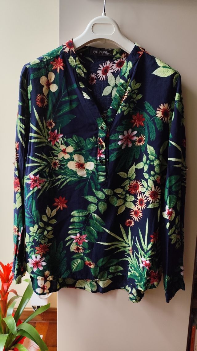 Camisa estampada. Mujer.Blusa verde. Top. Flor