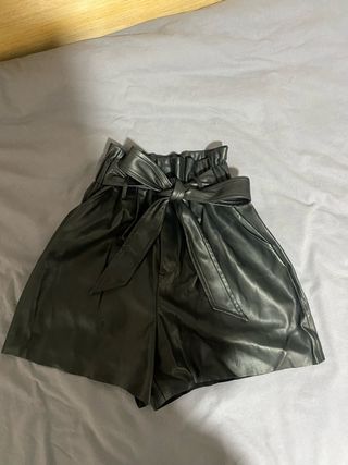 Shorts negros cuero