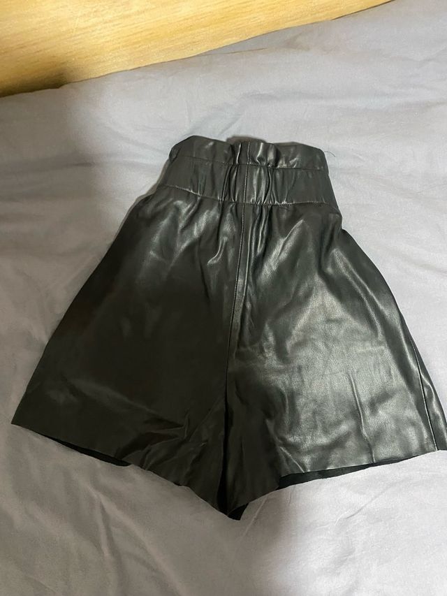 Shorts negros cuero