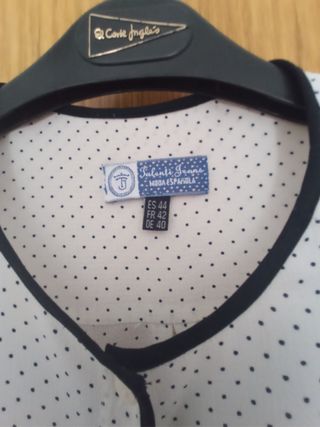 Elegante blusa grande fluida de lunares.