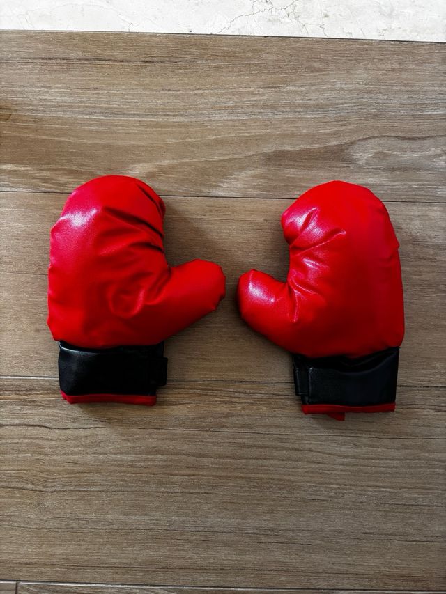 Pelota de boxeo infantil y guantes boxeo.