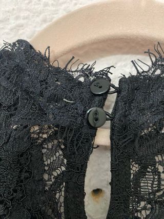 Crop top encaje negro