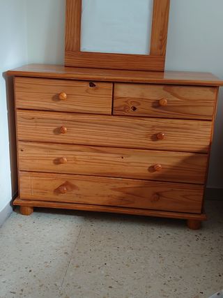 Cómoda y espejo de pino.