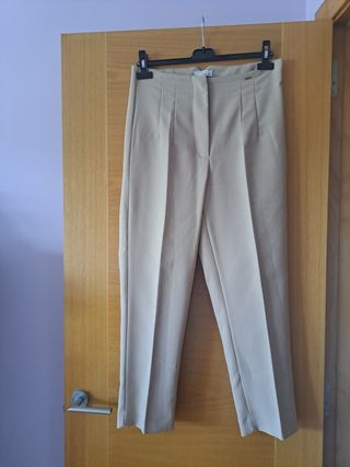 Pantalón recto beige cintura alta