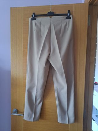 Pantalón recto beige cintura alta