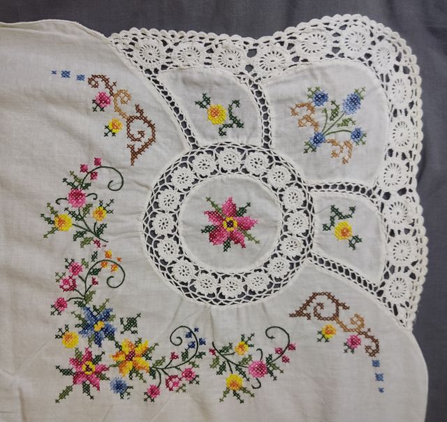 TOVAGLIA VINTAGE RICAMATA A PUNTO CROCE E UNCINETTO