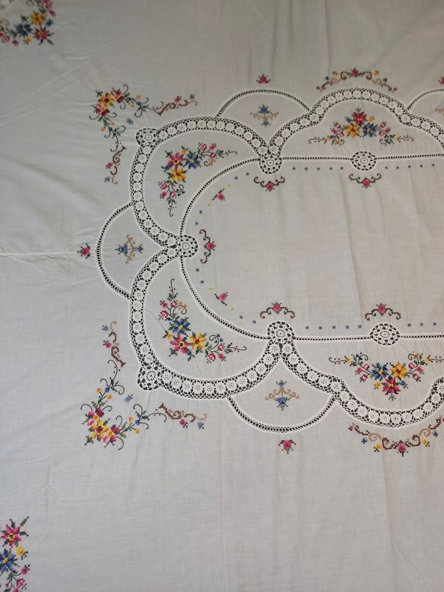 TOVAGLIA VINTAGE RICAMATA A PUNTO CROCE E UNCINETTO