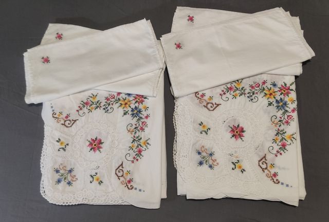 TOVAGLIA VINTAGE RICAMATA A PUNTO CROCE E UNCINETTO