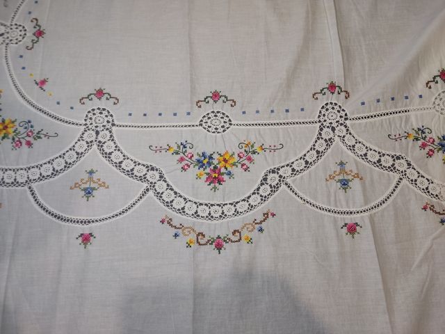 TOVAGLIA VINTAGE RICAMATA A PUNTO CROCE E UNCINETTO