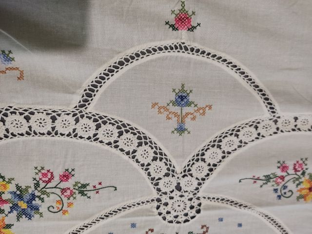TOVAGLIA VINTAGE RICAMATA A PUNTO CROCE E UNCINETTO