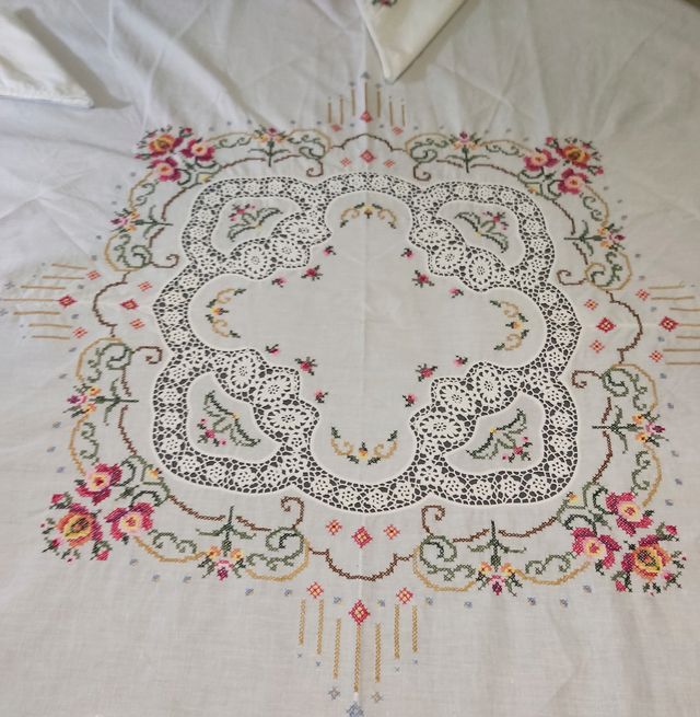 TOVAGLIE ROTONDE VINTAGE A PUNTO CROCE E UNCINETTO