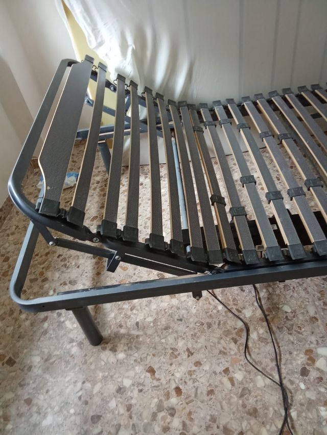 Cama de hospital 105. Funciona parte de la cabeza