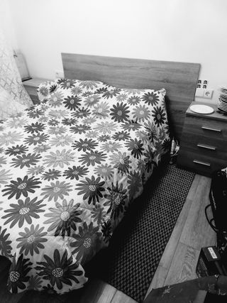 Somier, colchón y 2 mesitas de noche