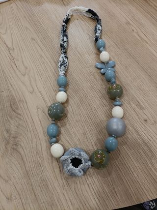 Collar azul y gris