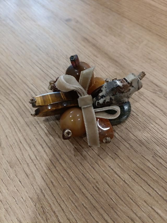 Broche de piedras naturales