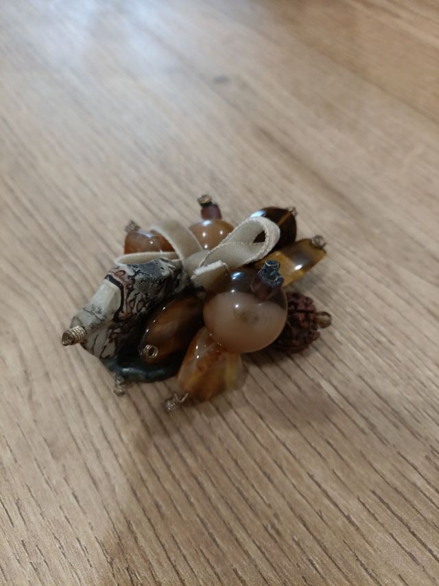 Broche de piedras naturales