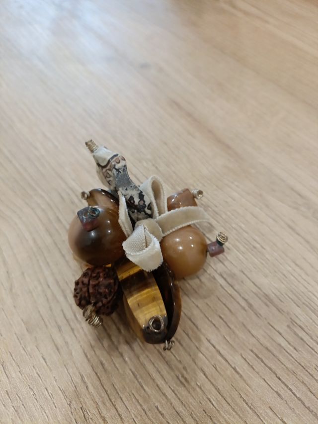 Broche de piedras naturales